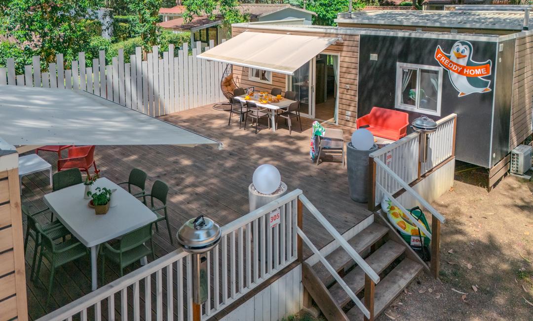 Accogliente casa vacanze con ampio terrazzo e arredi moderni.